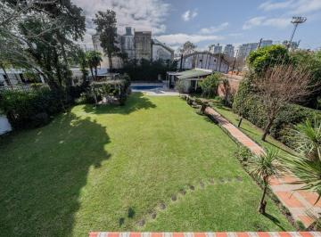 Casa · 412m² · 7 Ambientes · 3 Cocheras · Venta Casa en Vicente López con Gran Jardín, Quincho y Pileta