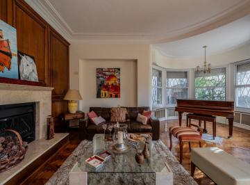 Casa · 412m² · 7 Ambientes · 3 Cocheras · Venta Casa en Vicente López con Gran Jardín, Quincho y Pileta