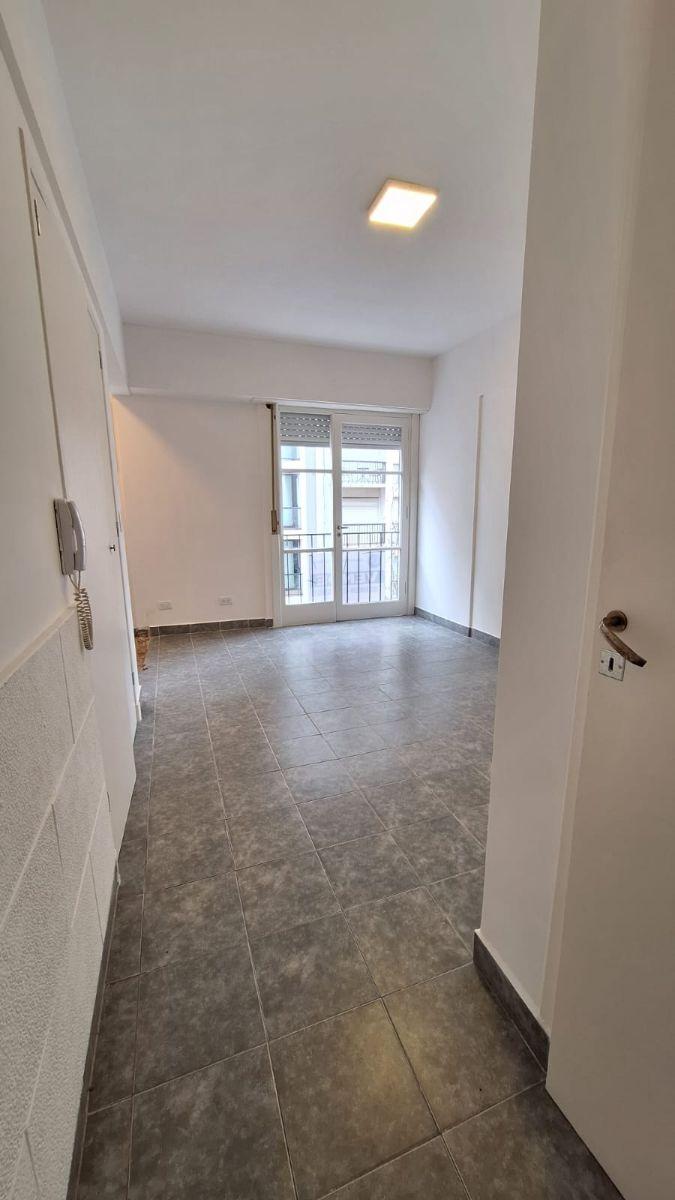 Hermoso departamento de 1 ambiente con balcon frances a la calle