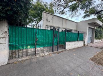 Casa de 2 ambientes, Quilmes · Casa a Refaccionar con Cochera y Jardin Al Fondo en Venta