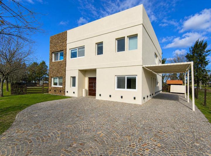 Casa · 345m² · 7 Ambientes · 2 Cocheras