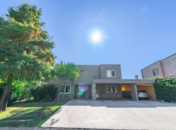 Casa · 199m² · 6 Ambientes · Alquiler Casa 6 Ambientes con Pileta en Ayres Plaza