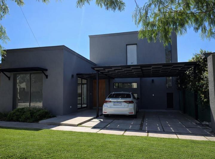 Casa · 160m² · 6 Ambientes · 2 Cocheras