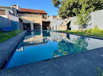 Casa · 201m² · 5 Ambientes · 1 Cochera · Casa Cinco Ambientes en Venta Temperley con Jardin
