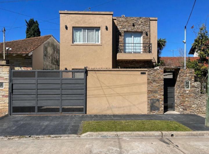 Casa · 240m² · 5 Ambientes · 1 Cochera