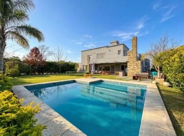 Casa · 300m² · 5 Ambientes · 2 Cocheras · Casa Venta 5 Amb/ Pileta Buenos Aires Village