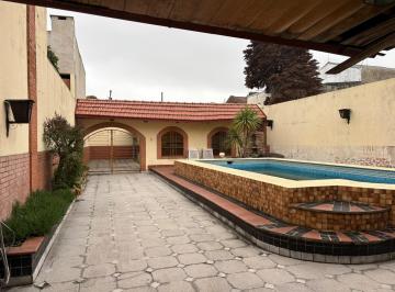 Casa · 400m² · 6 Ambientes · Casa de Cuatro Ambientes con Quincho, Pileta y Garage en Venta en Piñeyro