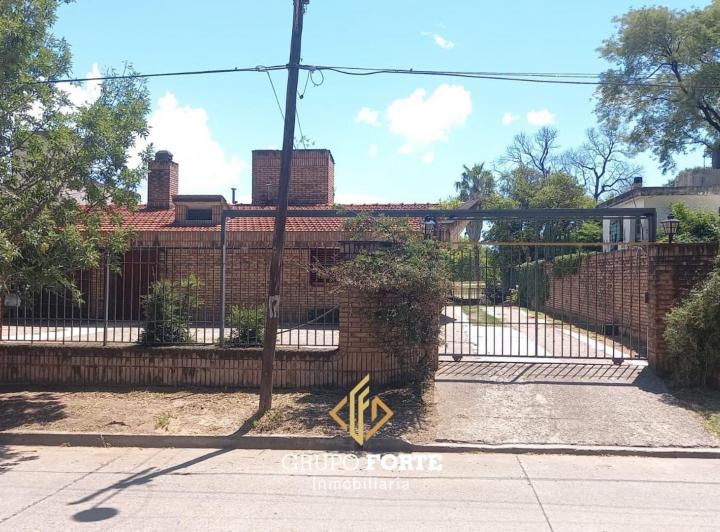 Casa · 2300m² · 4 Ambientes · 3 Cocheras