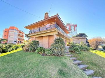 Casa de 4 ambientes, Villa Gesell · Chalet en Venta C/ Cochera en Zona Centro