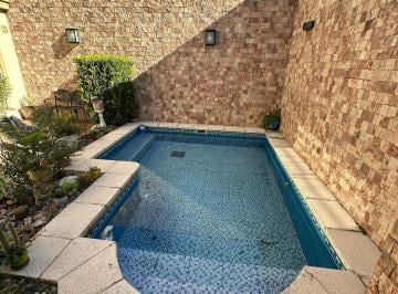 Casa · 250m² · 5 Ambientes · 3 Cocheras · Venta Casa de 5 Ambientes con Pileta en Liniers