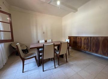 Casa · 220m² · 7 Ambientes · 2 Cocheras · Casa en Centro La Banda: 4 Dorm, Patio y Garaje