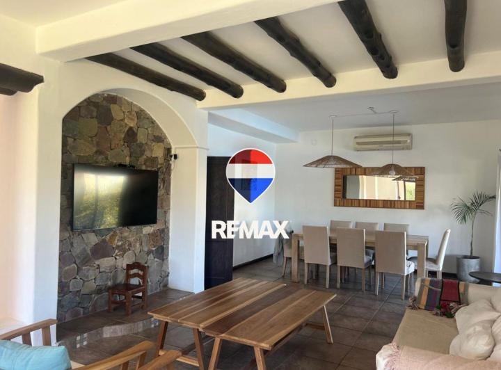 Casa · 220m² · 6 Ambientes · 2 Cocheras