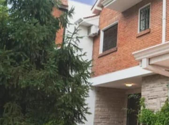 Casa · 260m² · 5 Ambientes · 1 Cochera