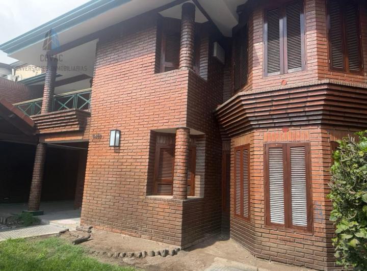 Casa · 180m² · 6 Ambientes · 3 Cocheras