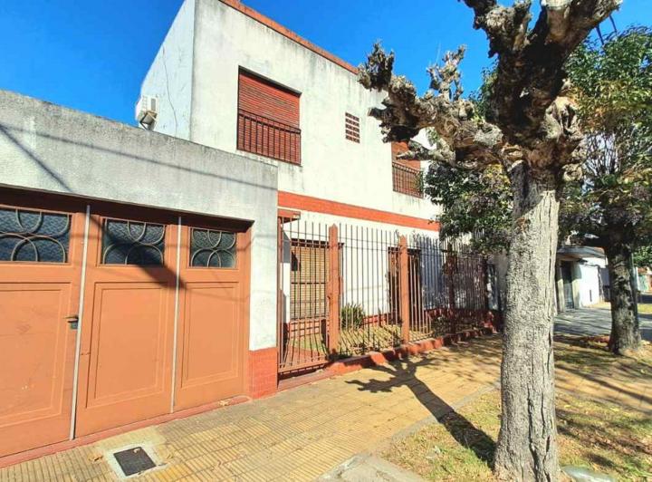 Casa · 136m² · 4 Ambientes · 2 Cocheras