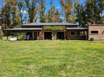 Casa · 216m² · 6 Ambientes · 2 Cocheras · Venta de Casa en Campos de Roca