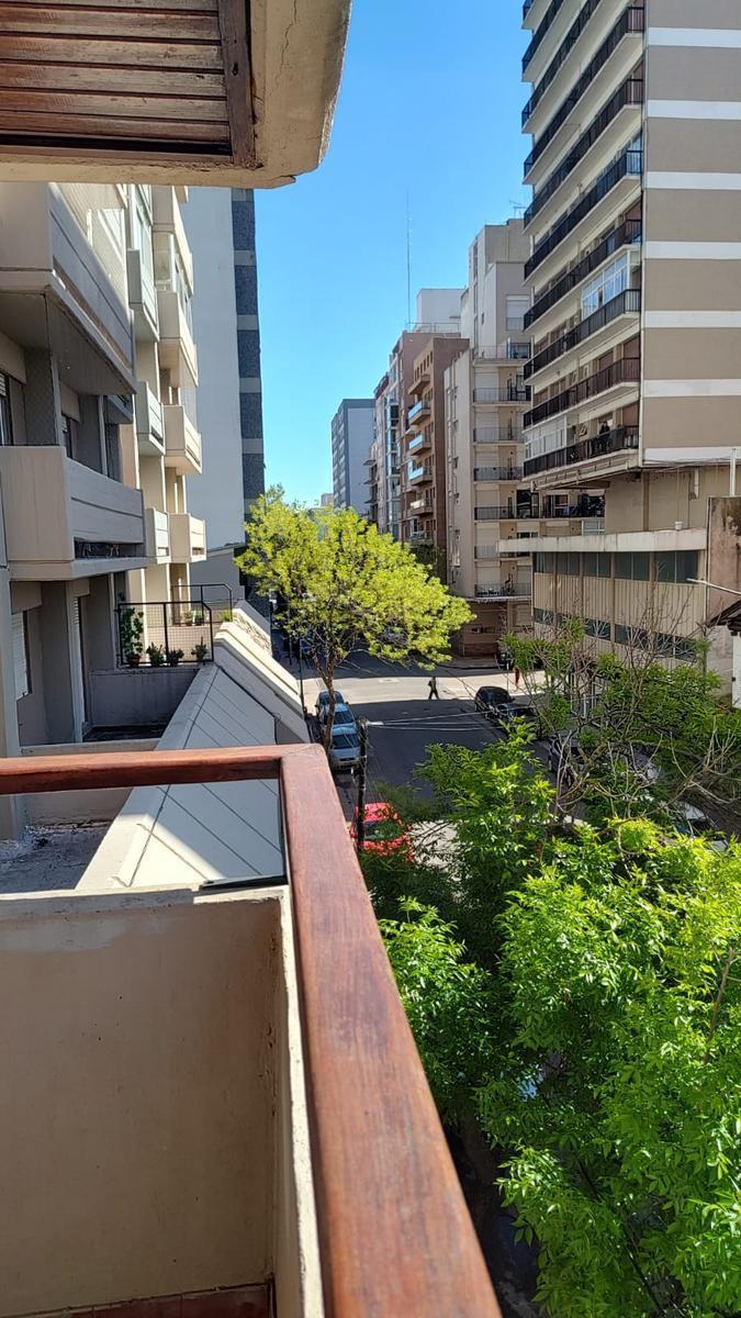Depto 2 amb al frente con balcón — Plaza Colón