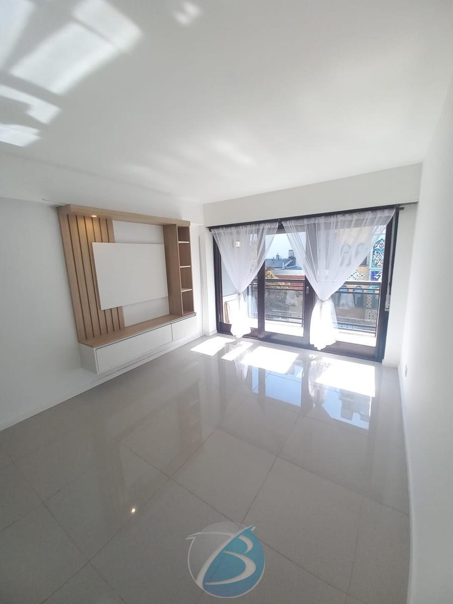Ofrecemos a la venta departamento 3 ambientes con balcón saliente