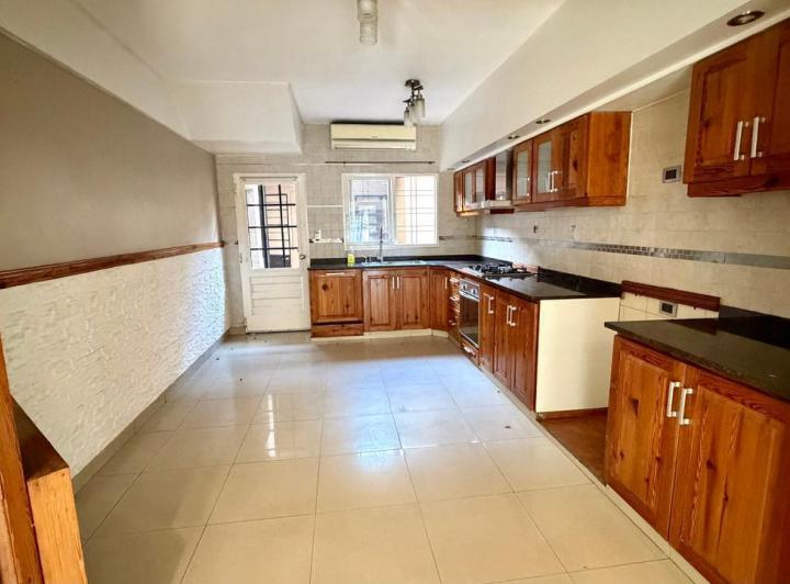 Casa · 270m² · 5 Ambientes · 2 Cocheras