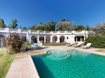 Casa · 315m² · 8 Ambientes · Venta de Casa en Campos de Roca