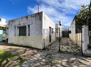 Casa · 338m² · 4 Ambientes · 4 Cocheras · Casa a Refaccionar en Lote 338 m² a 50 m. de La Estación de Marmol