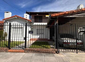 Casa de 6 ambientes, San Isidro · Alquiler - Impecable Casa 6 Amb. C/quincho y Pileta en Las Lomas