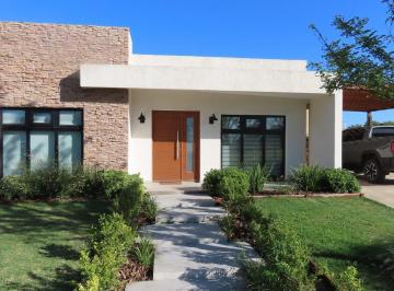 Casa · 123m² · 3 Ambientes · 3 Cocheras · Casa en Venta 3 Ambientes Barrio Santa Isabel 2 Ingeniero Maschwitz