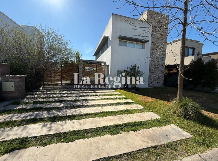 Casa · 405m² · 6 Ambientes · 4 Cocheras