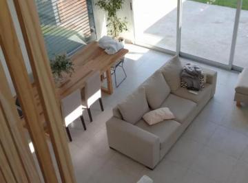 Casa · 140m² · 6 Ambientes · Casa en Venta - 4 Dorm. 2 Baños - 368 m - La Plata