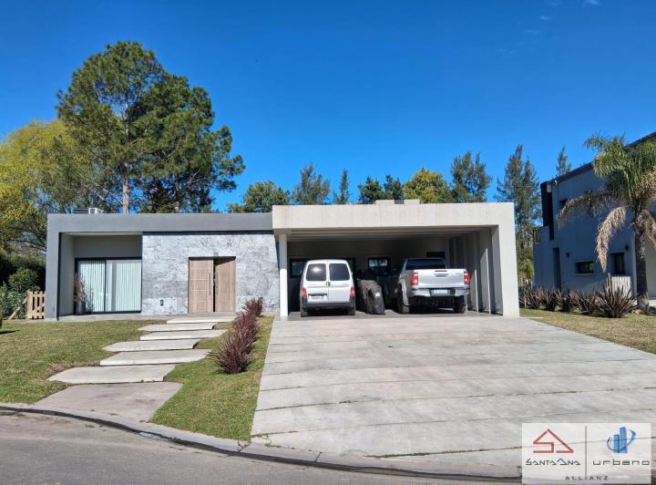 Casa · 190m² · 4 Ambientes · 6 Cocheras