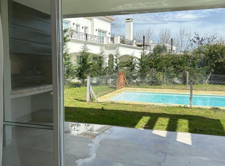 Casa · 160m² · 5 Ambientes · 4 Cocheras