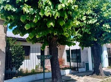 Casa de 3 ambientes, La Matanza · Casa con Jardín Ubicada en Isidro Casanova, Partido de La Matanza.