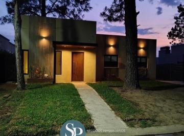 Casa · 400m² · 4 Ambientes · 3 Cocheras · Alquiler en Nueva Zelaya 1