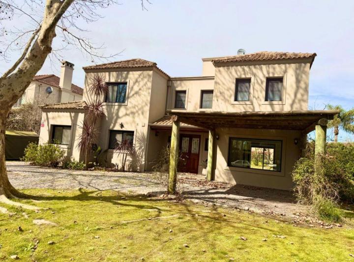 Casa · 240m² · 7 Ambientes · 2 Cocheras