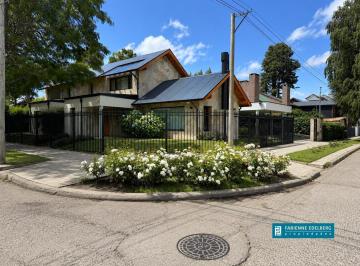 Casa · 285m² · 3 Dormitorios · 2 Cocheras · Casa Casa Premiun Centro en Brown Esq Coronel Diaz San Martin de Los Andes