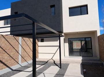 Casa · 114m² · 4 Ambientes · 2 Cocheras · Venta Duplex Calle Resistencia, Ayres de Septiembre, Cipolletti