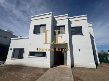 Casa · 240m² · 5 Ambientes · 3 Cocheras · Venta Casa en El Canton a La Laguna