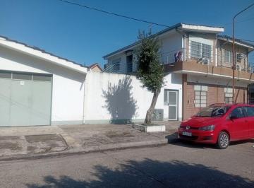 Casa · 296m² · 5 Ambientes · 1 Cochera · Venta de Casa con Local Villa Luzuriaga