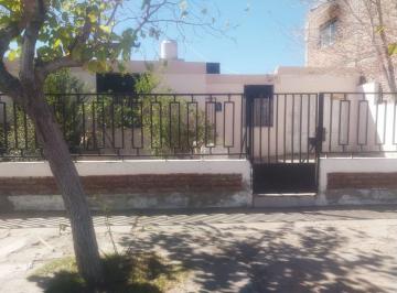 Casa · 230m² · 8 Ambientes · 1 Cochera · Casa con Departamento. B° Santa Cruz, Chimbas