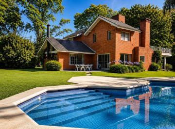 Casa · 205m² · 6 Ambientes · 2 Cocheras · Venta | Casa | Mapuche C. C | Doble Lote | 1300 m² | Pileta | 6 Amb | Quincho | Pileta