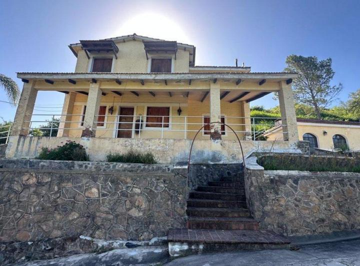 Casa · 395m² · 8 Ambientes · 1 Cochera