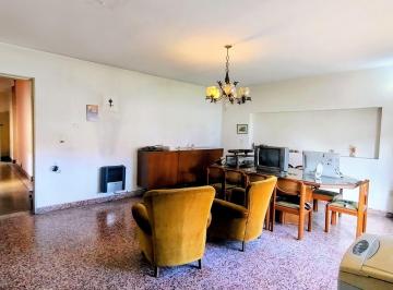 Casa · 152m² · 4 Ambientes · 1 Cochera · Casa 5 Amb C/cochera Jardin y Quincho Bernal Este