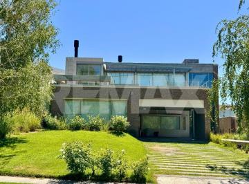 Casa · 320m² · 8 Ambientes · 2 Cocheras · Casa en Venta, Barrio Privado Bocahue, Neuquen