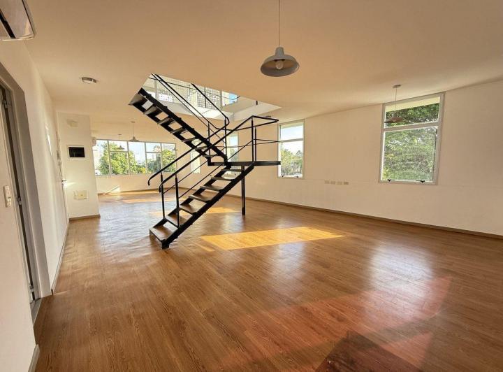 Oficina comercial · 180m² · 1 Cochera