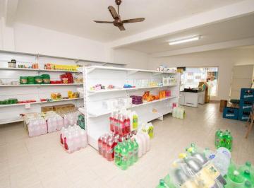 Local comercial · 167m² · 3 Cocheras · Local Comercial con Galpon y Gran Patio Verde