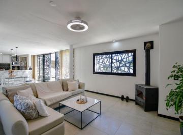 Casa · 160m² · 4 Ambientes · 2 Cocheras · Venta Casa 2 Dorm. con Verde Pileta La Plata