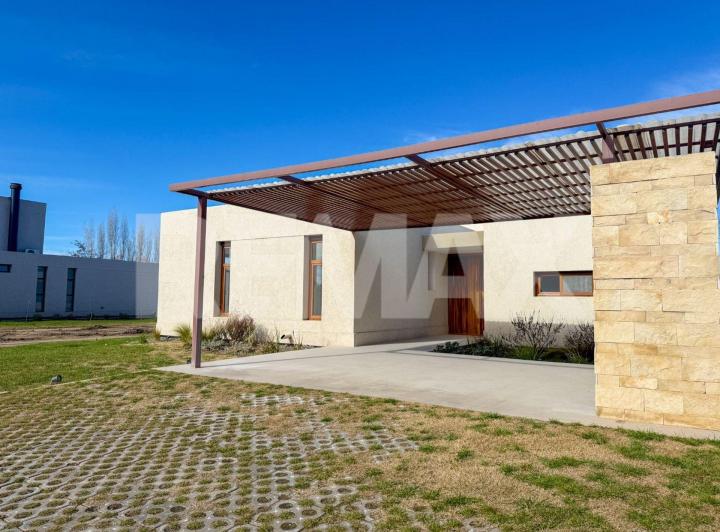 Casa · 189m² · 9 Ambientes · 1 Cochera