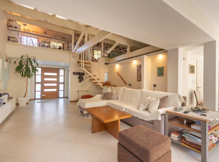 Casa · 215m² · 4 Ambientes · 1 Cochera