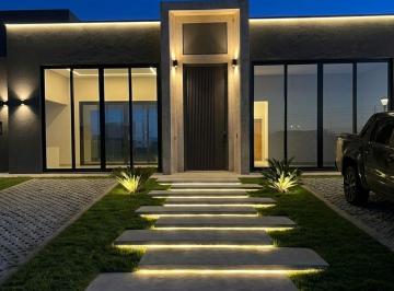 Casa · 202m² · 5 Ambientes · 4 Cocheras · Venta Casa Estrenar S. Clara Al Sur C/laguna S. V.
