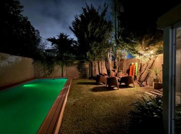 Casa · 230m² · 4 Ambientes · 1 Cochera · Venta de Casa de 4 Ambientes en Berazategui